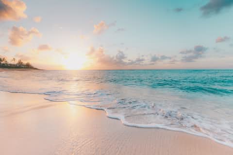 Plage sauvage au lever du soleil
